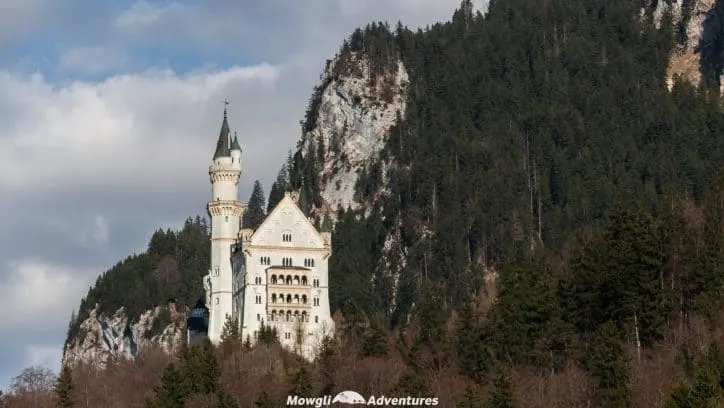 Visiting Neuschwanstein Castle tips, guide and facts - The most important tips, facts and guide you need before you visit Neuschwanstein Castle in Germany. Read the full article here: //mowgli-adventures.com/visiting-neuschwanstein-castle/