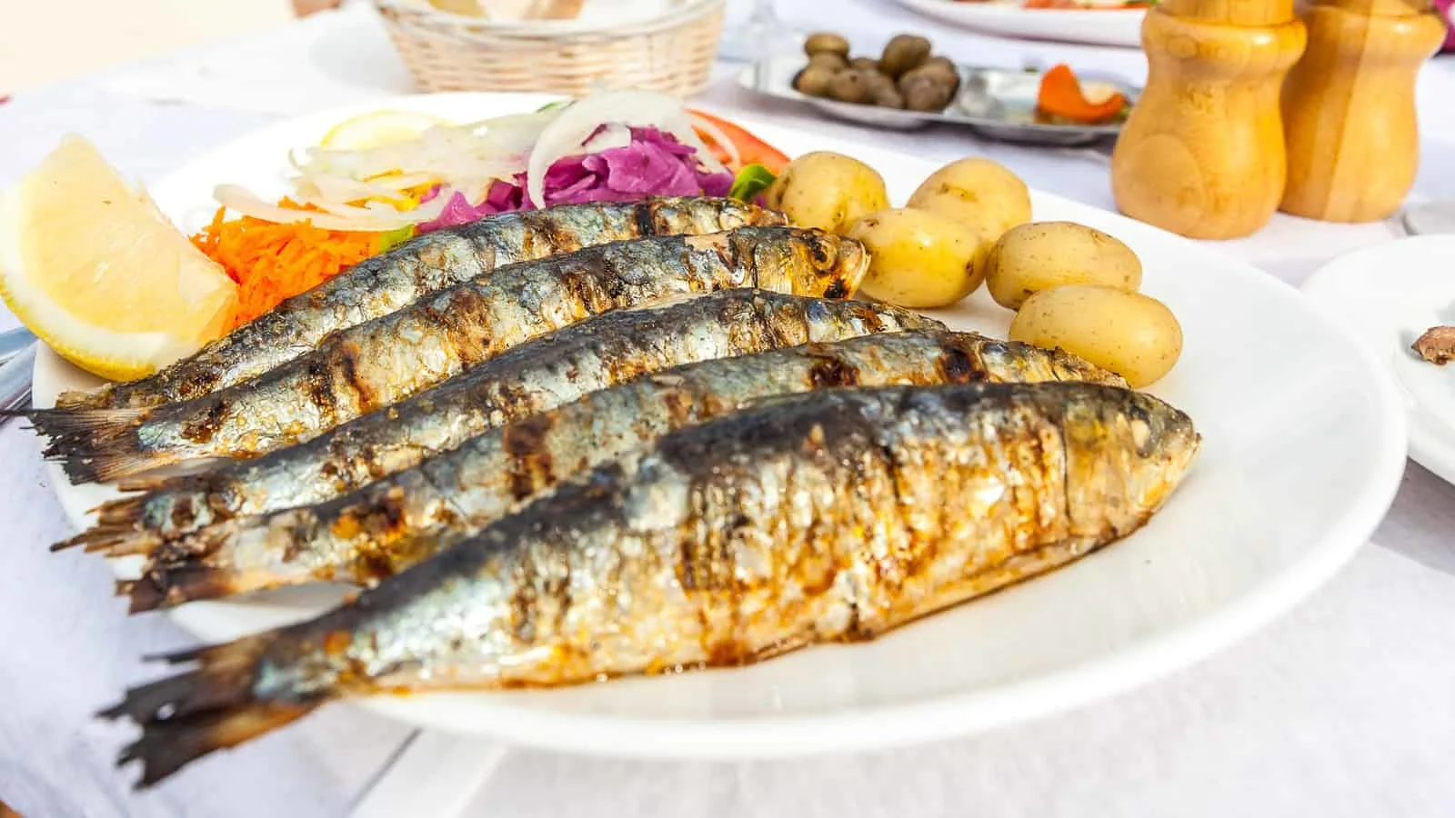 Portuguese food & drink is nothing if not fresh, simple and totally delicious. Use this guide for dining tips and food and drink you must try. #Food #Portugal Read the full article here: //mowgli-adventures.com/portuguese-food-drink/