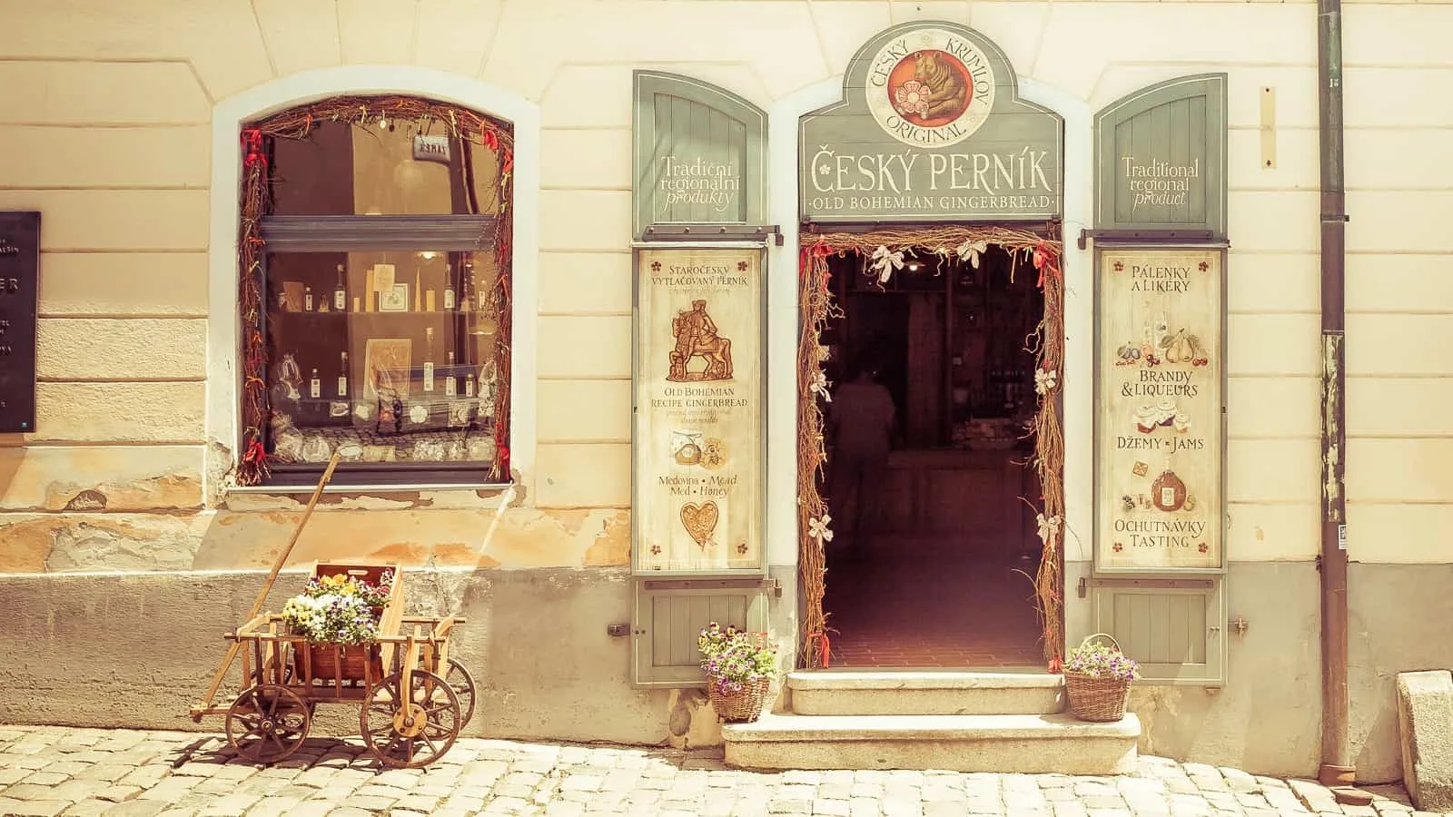 I wish I'd known just what a tourist trap Cesky Krumlov is. If you're not one for tourist traps either, here's how to enjoy Cesky Krumlov.