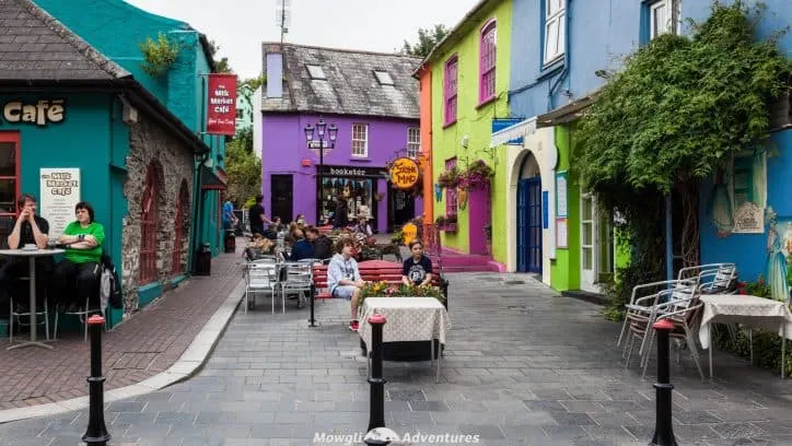 15 coisas incríveis para fazer em Cork - Irlanda - Wild Atlantic Way - uma grande lista de coisas para ver e fazer!  Do topo de penhascos escarpados, praias deslumbrantes, vilas coloridas e penínsulas selvagens, passear por Cork não irá decepcionar.  #WAW #WildAtlanticWay #WestCork Leia o artigo completo aqui: //mowgli-adventures.com/things-to-do-in-cork-ireland/