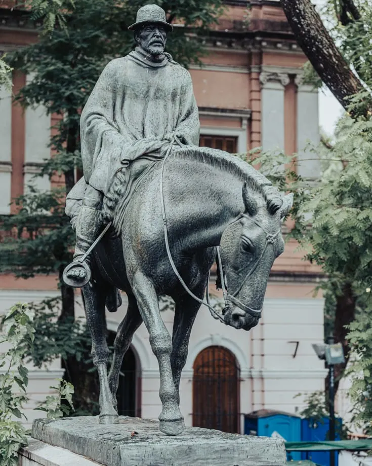 El Resero statue of a gaucho on a horse with a weird gait in Mataderos