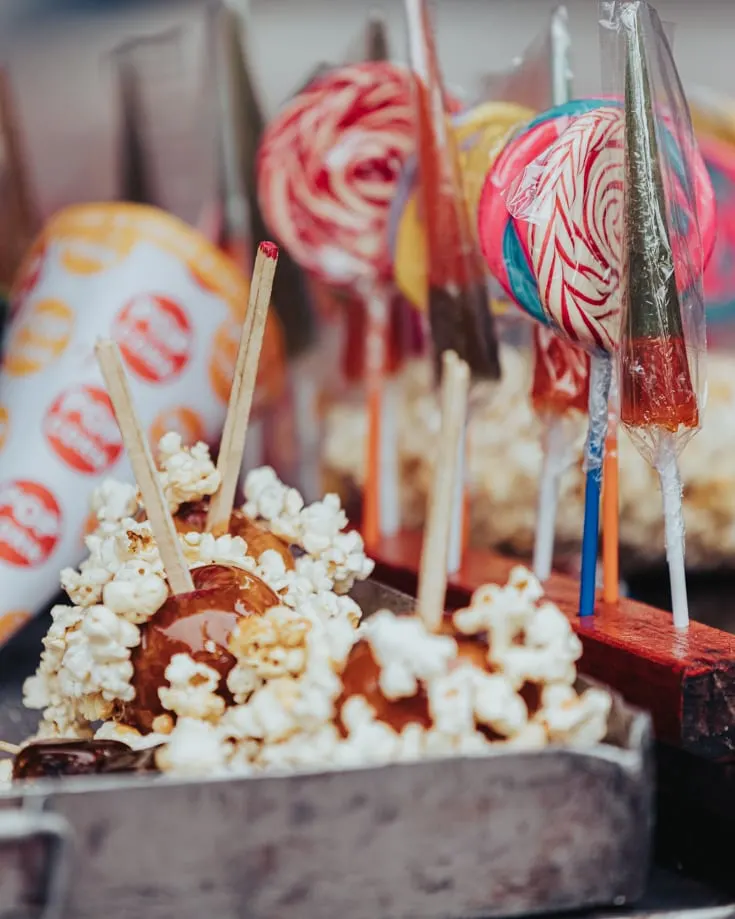 toffee apples for sale with popcorn stuck to them in Buenos Aires