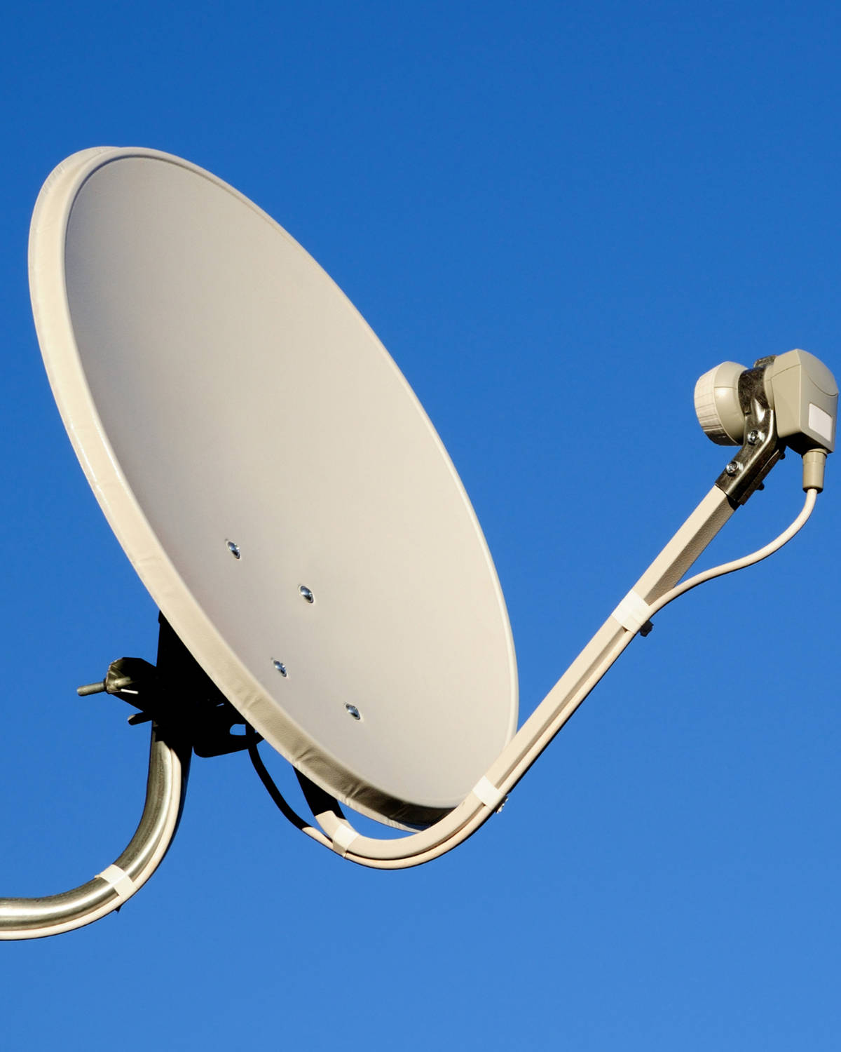 Satellite dish. Тарелка Триколор ТВ цифровое спутниковое Телевидение. Спутниковая тарелка антенна Триколор ТВ. Параболическая антенна.