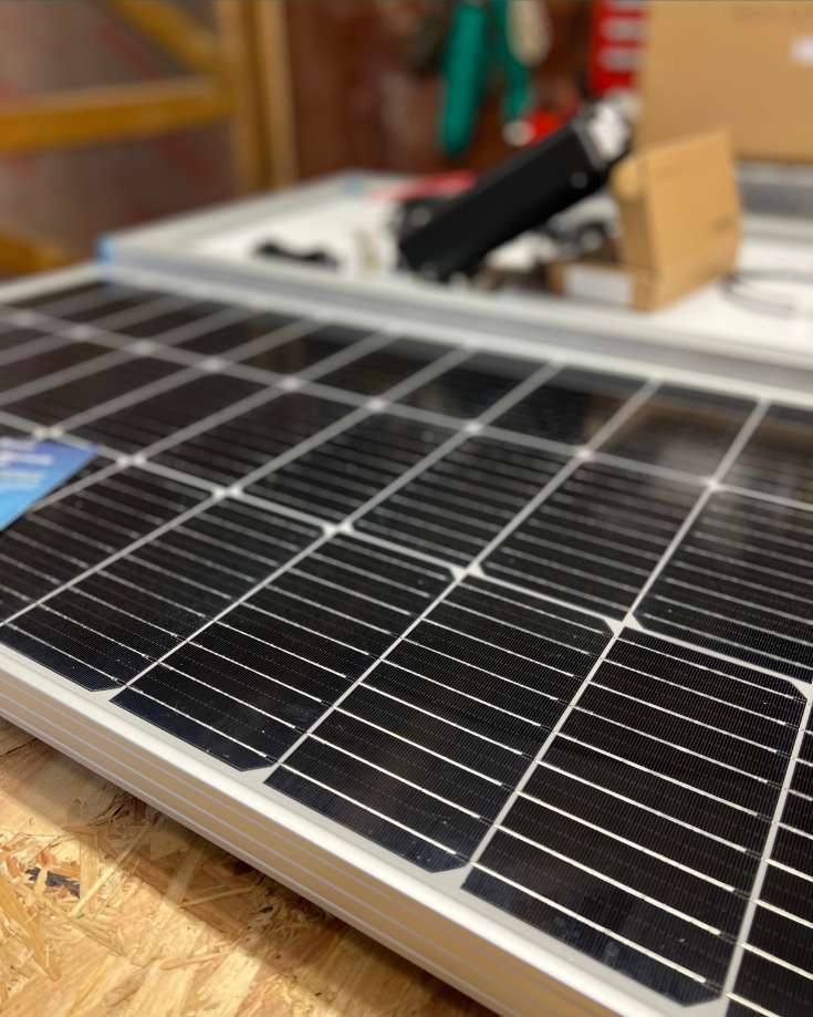 The kit includes 4 x 100w rigid solar panels