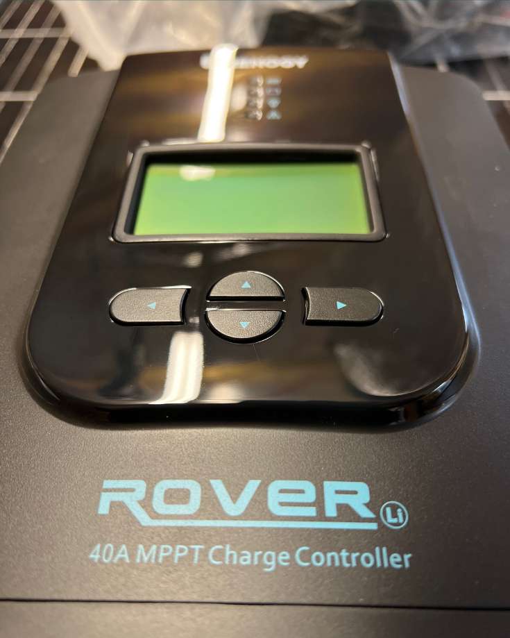 A 40a MPPT sola rchareg controller is included with teh solar panel kit